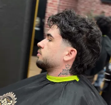 Corte mullet con rizos y degradado lateral en Fuenlabrada