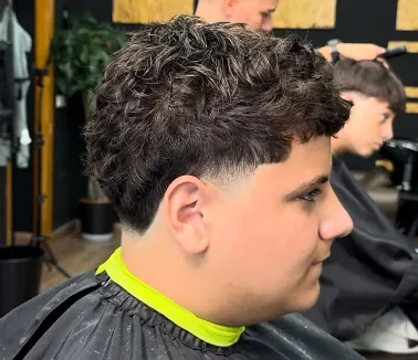 Corte con rizos y fade limpio en las sienes, barbería Fuenlabrada
