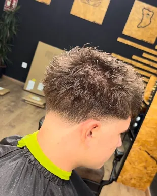Corte texturizado con fade bajo en Fuenlabrada