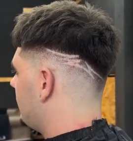 Degradado con diseño de rayo rasurado, barbería Fuenlabrada