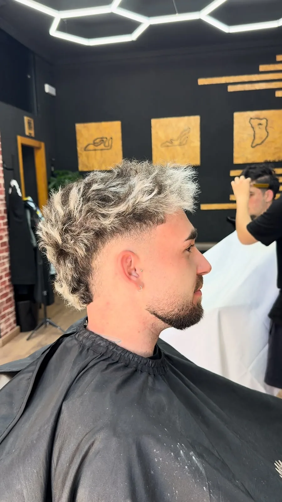Mechas platino con degradado y barba perfilada, trabajo de mechas en 2 Stroke Barbershop, Fuenlabrada